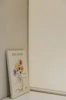 피카소 아트워크로 완성한 감각적인 미니멀 라운지